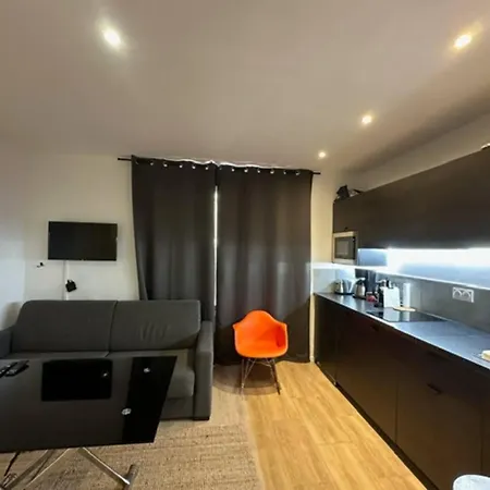 Apartment Steps From The Palace, Beach, Center *